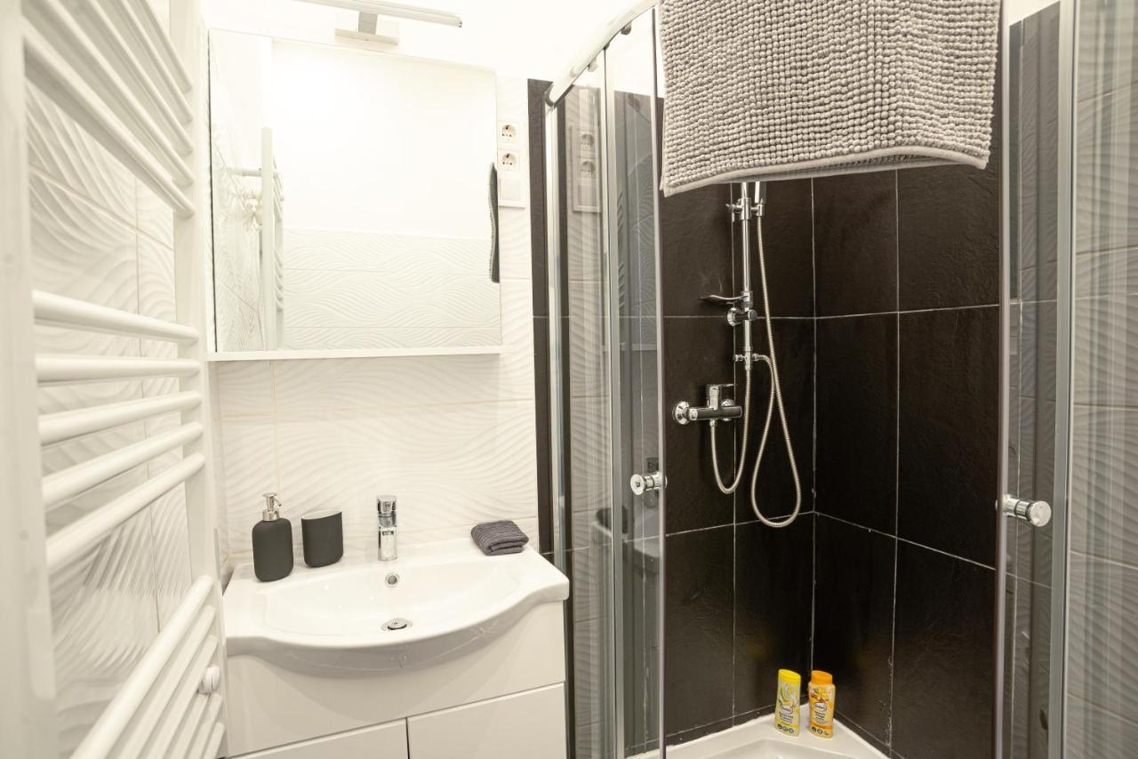 Bella Mia - Entire Apartment Near Liszt Ferenc Ter Будапеща Екстериор снимка